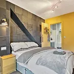 2 Bed Docklands Apt- 02 & Excel